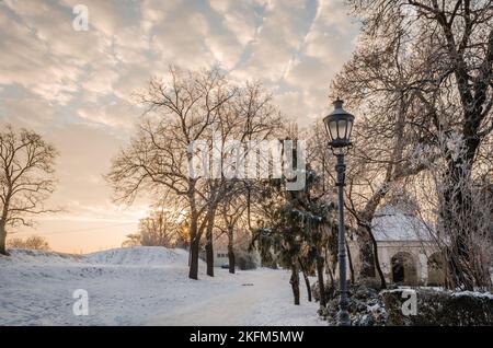 Panoramablick auf schneebedeckte Teile der Festung Petrovaradin. Stockfoto