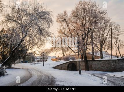 Panoramablick auf schneebedeckte Teile der Festung Petrovaradin. Stockfoto