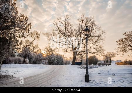 Panoramablick auf schneebedeckte Teile der Festung Petrovaradin. Stockfoto