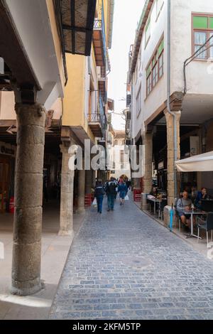 Touristen und Besucher in Bars und Cafés in der Stadt Morella, Provinz Castellon, Spanien Stockfoto