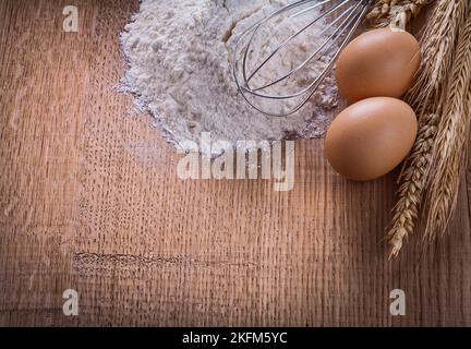 Heaf of Four Eggs Corolla Weizenohren auf Holzbrett Essen und Trinken Konzept Stockfoto