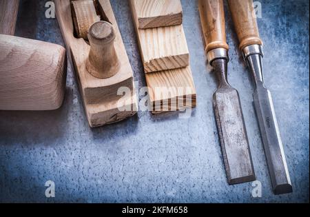 Horizontale Version von Holzhobel Hammer Ziegel Meißel Konstruktionskonzept. Stockfoto