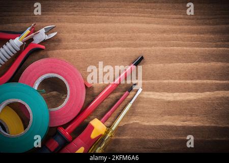 Isolierte Schraubendreher Schneidzange Isolierband Wellrohr elektrische Tester. Stockfoto