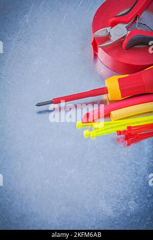 Isolierband elektrische Drähte Kabelbinder Schraubendreher Zangen Konstruktionskonzept. Stockfoto