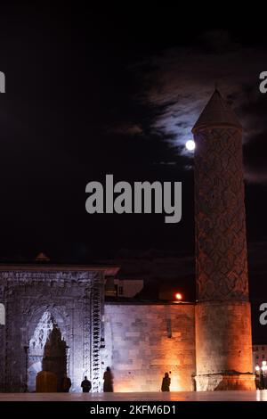 Nachtsicht, historischer Ort. Yakutiye Madrasa (Türkisch: Yakutiye Medresesi). Es ist eines der Symbole von Erzurum. Der Hintergrund ist der Vollmond. Stockfoto