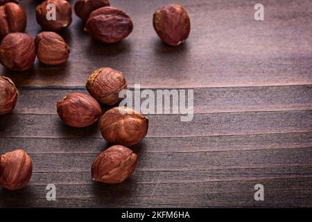 Haselnusskerne auf Vintage-Holzbrett horizontale Version Food and Drink-Konzept Stockfoto