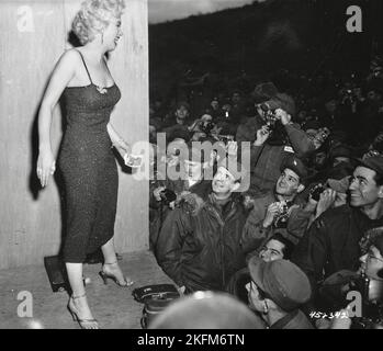 Marilyn Monroe, Filmschauspielerin, tritt mit der USO Camp Show auf, „Anything goes“, posiert für die Shutterbugs - 1954 Stockfoto