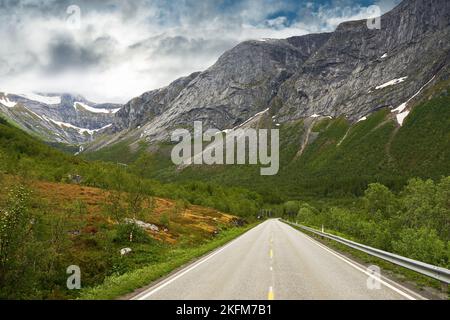 Mitternachtssonne in Norwegen. Mitternachtssonne - Landschaft in Nordland, Norwegen. Stockfoto