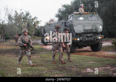 Soldaten der US-Armee, die Alpha Company, 2. Bataillon, 27. Infanterie-Regiment, 3. Infanterie-Brigade-Kampfteam, 25. Infanterie-Division, die vier Hight Mobility Artillery Rocket System-Fahrzeuge gehören 1. Bataillon, 94. Field Artillery Regiment, 17. Field Artillery Brigade zu ihren Feuerpositionen auf der Andersen Air Force Base, Guam, 26. September 2022. Die Trainingsübung zwischen den beiden Einheiten zeigt die Fähigkeit von Alpha Company, einen Raum für die HIMARS zu räumen und zu sichern, um ihre Feuermissionen durchzuführen. Stockfoto