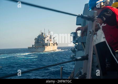 220925-N-ZQ263-1099 PAZIFISCHER OZEAN (SEPT 25, 2022) der Arleigh Burke-Klasse Lenkraketen-Zerstörer USS Chung-Hoon (DDG 93) nähert sich den USNS Washington Chambers zur Wiederauffüllung auf See. Chung-Hoon arbeitet mit der Nimitz Carrier Strike Group zusammen, um einen bevorstehenden Einsatz vorzubereiten. Stockfoto