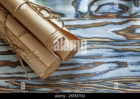 Mittelalterliche, schnurgebundene Papierrollen auf Holzbrett. Stockfoto