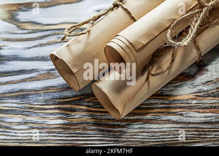 Mittelalterliche, schnurgebundene Papierrollen auf Holzbrett. Stockfoto