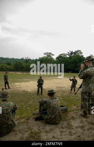 Brasilianische Marineinfanteristen demonstrieren während einer bilateralen Dschungeltrainingsveranstaltung in Manaus, Brasilien, am 25. September 2022 Patrouillen gegen US-Marineinfanteristen. Das U.S. Marine Corps sucht weiterhin nach Möglichkeiten, gemeinsam mit brasilianischen Partnern an gezielten und dynamischen Trainingsveranstaltungen teilzunehmen. Bilaterale Ausbildungsveranstaltungen wie Dschungelschulungen bieten beiden Kräften die Chance, die Interoperabilität zu erhöhen, bewährte Praktiken auszutauschen und die Voraussetzungen für zukünftige Veranstaltungen zu schaffen, um eine lange Tradition der Freundschaft und Zusammenarbeit weiter auszubauen. Stockfoto