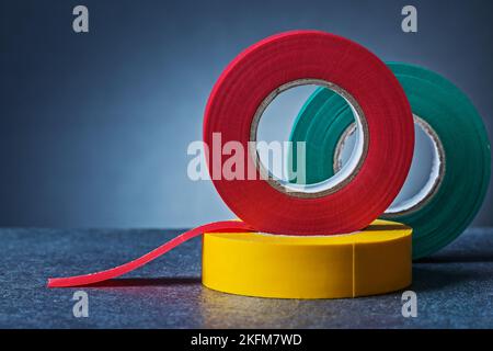mehrfarbige Rollen Isolierband auf grauem Hintergrund Stockfoto