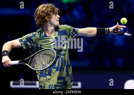 Andrey Rublev aus Russland in Aktion beim Round Robin-Einzelspiel zwischen Andrey Rublev aus Russland und Stefanos Tsitsipas aus Griechenland am sechsten Tag des Nitto ATP World Tour Finals. Andrey Rublev gewinnt 3-6, 6-3, 6-2 gegen Stefanos Tsitsipas. Stockfoto