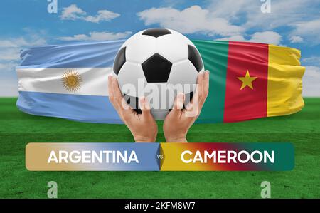 Fußballspiel-Wettkampfkonzept der argentinischen und kamerunischen Nationalmannschaften. Stockfoto