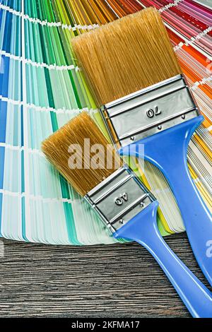 Pinsel pantone Ventilator auf Holzbrett. Stockfoto