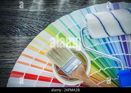 Farbbürsten Farbe pantone Fan Haushaltsband auf Holzbrett. Stockfoto