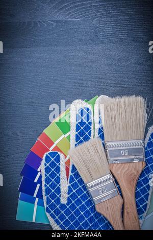 Pinsel pantone Fan Schutzhandschuhe auf Holzbrett. Stockfoto