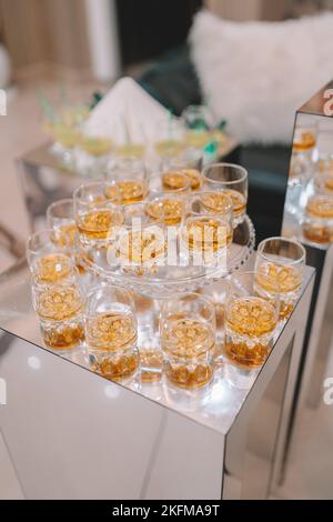 Nahaufnahme selektiver Fokus ein Flug von Whiskys. Vier verschiedene Whiskys in Whisky-Tasting-Gläsern. Stockfoto