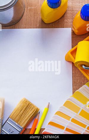 Pantone Fächerstifte malen Walzenbrush und Dosen auf Blankobogen Stockfoto