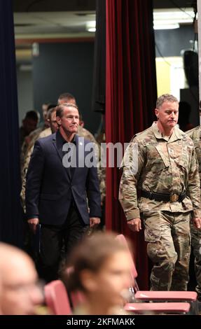 Ohio Lt. Gov. Jon Husted (links) und Brig. General Stephen Rhoades, Kommandant des Special Trupps Command (Provisorische), führte die offizielle Partei im Rahmen einer kombinierten Dienstaufruf-Zeremonie für das Engineer Battalion and Headquarters and Headquarters Company, 37. Infantry Brigade Combat Team, 25. September 837. 2022, in Worthington, Ohio, in das Gymnasium von Thomas Worthington ein. Im gesamten Bundesstaat wurden im Vorfeld der etwa einjährigen Entsendung von etwa 1.800 Soldaten durch die IBCT im Ausland im Jahr 37. mehrere Aufrufzeremonien zur Unterstützung der gemeinsamen gemeinsamen Task Force – der Operation inhärent – durchgeführt Stockfoto