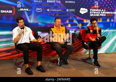 Yas Marina Circuit, Abu Dhabi, 19/11/2022, (L bis R): Toto Wolff (GER) Mercedes AMG F1 Aktionär und Executive Director; Zak Brown (USA) McLaren Executive Director; und Mattia Binotto (ITA) Ferrari Team Principal, bei der FIA Pressekonferenz. 19.11.2022. Formel 1 Weltmeisterschaft, Rd 22, Abu Dhabi Grand Prix, Yas Marina Circuit, Abu Dhabi, Qualifying Day. Bildnachweis sollte lauten: XPB/Press Association Images. Stockfoto