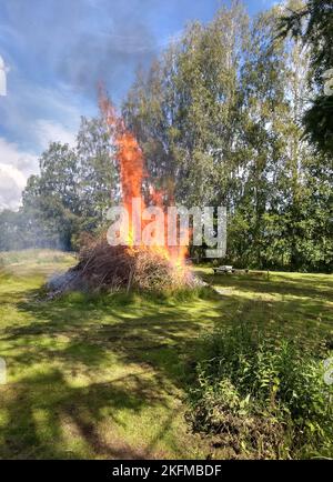 Ein wunderbares Lagerfeuer im Hochsommer Stockfoto