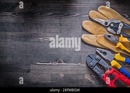 Zange mit Schutzhandschuh aus Stahl, Zinn, ermöglicht horizontale Ansicht. Stockfoto