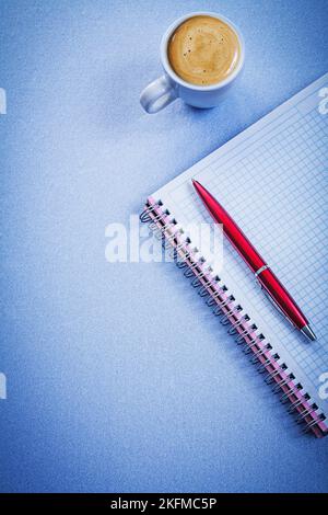 Roter Stift Erinnerung Kaffeetasse Bürokonzept Stockfoto