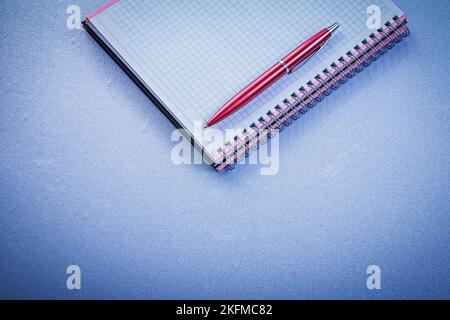 Roter Stift leer kariertes Copybook Bürokonzept. Stockfoto