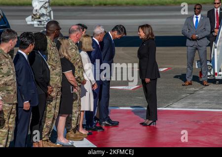 Die Vizepräsidentin der Vereinigten Staaten, Kamala D. Harris, begrüßt Yamada Kenji, den japanischen Außenminister, während ihrer Ankunft auf dem japanischen Luftwaffenstützpunkt Yokota, an Bord der Air Force Two, am 26. September 2022. Vizepräsident Harris wird zusammen mit anderen Würdenträgern und führenden Politikern der Welt das Leben und die Erinnerung des ehemaligen japanischen Premierministers Shinzo Abe während seiner Staatsbegräbnis würdigen. Stockfoto