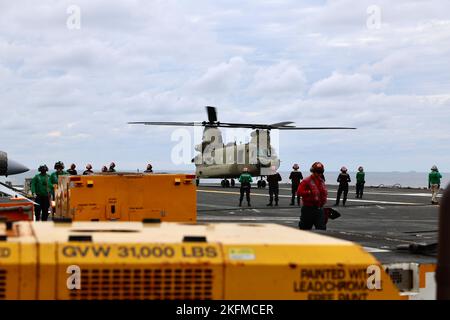 Soldaten der B Company, 3-2 General Support Aviation Bataillon, 2. die Combat Aviation Brigade führte am 26. September 2022 Decklandungen mit CH-47F Chinook-Hubschraubern auf dem einzigen vorwärts eingesetzten Flugzeugträger der US-Marine, USS Ronald Reagan (CVN 76), in den Gewässern östlich der koreanischen Halbinsel durch. Die Qualifikation für die Landung an Deck wird durchgeführt, um die Mitglieder der Luftbesatzung und Piloten bei der Landung auf einem Schiff zu zertifizieren. Diese Schulung wurde im Rahmen der Maritime Counter Special Operations Exercise (MCSOFEX) durchgeführt, um die Interoperabilität mit unseren gemeinsamen Partnern zu stärken. Stockfoto