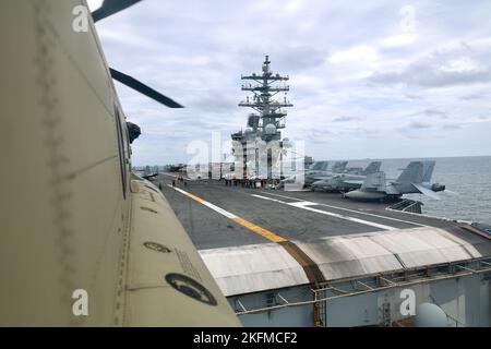 Soldaten der B Company, 3-2 General Support Aviation Bataillon, 2. die Combat Aviation Brigade führte am 26. September 2022 Decklandungen mit CH-47F Chinook-Hubschraubern auf dem einzigen vorwärts eingesetzten Flugzeugträger der US-Marine, USS Ronald Reagan (CVN 76), in den Gewässern östlich der koreanischen Halbinsel durch. Die Qualifikation für die Landung an Deck wird durchgeführt, um die Mitglieder der Luftbesatzung und Piloten bei der Landung auf einem Schiff zu zertifizieren. Diese Schulung wurde im Rahmen der Maritime Counter Special Operations Exercise (MCSOFEX) durchgeführt, um die Interoperabilität mit unseren gemeinsamen Partnern zu stärken. Stockfoto