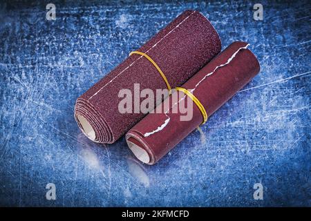 Schleifpapier auf Schleifwerkzeugen mit metallischem Hintergrund. Stockfoto