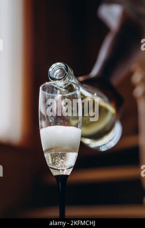 Wein oder Champagner in Weinglas. Konzept für Getränke und Getränke Stockfoto