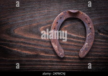 Rostige veraltete Hacke auf Vintage dunklen Holzbrett Konstruktionskonzept. Stockfoto