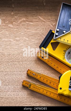 Setzen Sie Messobjekte auf Eichenholz-Brett Wartungskonzept Stockfoto