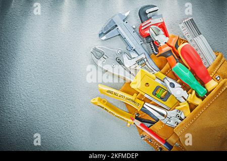 Satz von Konstruktionswerkzeugen im Werkzeuggürtel. Stockfoto