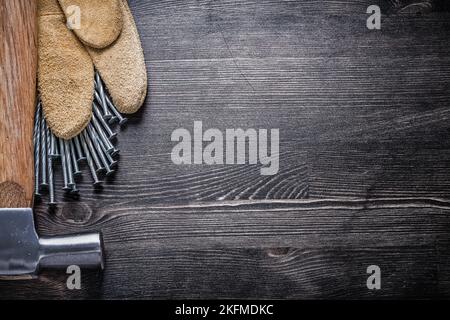 Set aus Leder Schutzhandschuhe Konstruktion Nägel Klauenhammer. Stockfoto