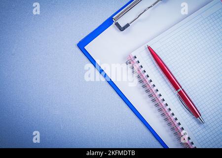 Set von roten Stift karierte Erinnerung Notizblock Büro Konzept. Stockfoto