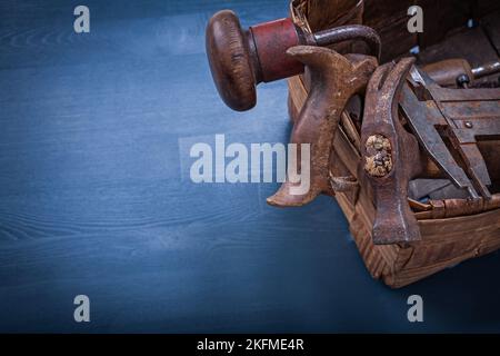 Set von Vintage-Tools in Wicker Box Konstruktion Konzept. Stockfoto