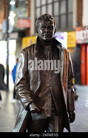 Brian Epstein Statue von Andy Edwards bei Nacht im Stadtzentrum von Liverpool. Stockfoto