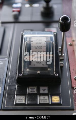 Steuergerät des Schiffs. Motorsteuerung über die Navigationsbrücke. Stockfoto