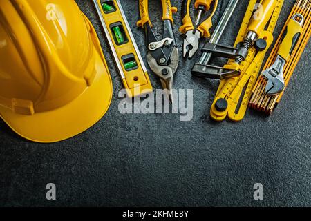 Set von gelben Bauwerkzeugen auf schwarzem Hintergrund Stockfoto