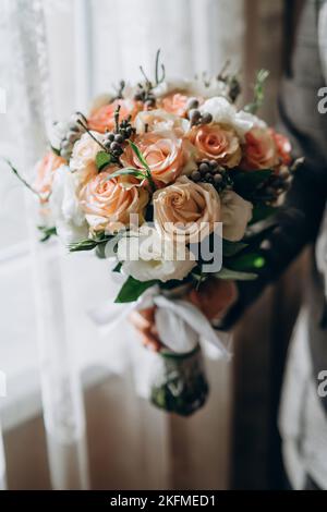 Hochzeitsblumen, Brautstrauß aus der Nähe. Dekoration aus Rosen, Nahaufnahme Stockfoto