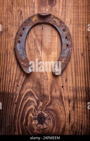 Single Hufeisen auf Vintage Holzbrett close up Happy Concept Stockfoto