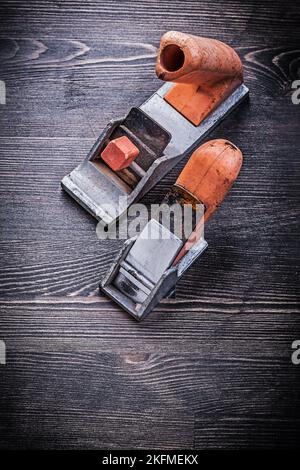Kleine Vintage handliche Hobel auf Holzbrett Konstruktionskonzept. Stockfoto