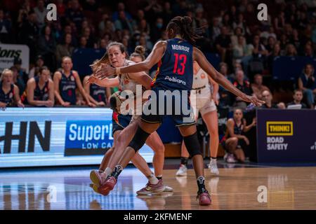 Adelaide, South Australia, November 19. 2022: Keely Froling (21 Sydney Flames) wird von Jacinta Monroe (13 Adelaide Lightning) während des Cygnet WNBL-Spiels zwischen Adelaide Lightning und Sydney Flames in der Adelaide 36ers Arena in Adelaide, Australien, verteidigt. (NOE Llamas/SPP) Stockfoto