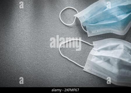 Sterile Grippemasken auf grauem Hintergrund. Stockfoto
